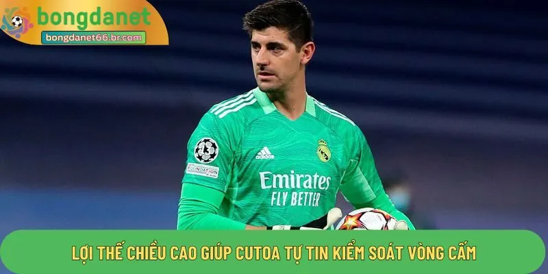 Lợi thế chiều cao giúp Cutoa tự tin kiểm soát vòng cấm